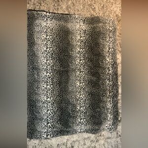 Pet blanket. 2 sides reversible Animal print /black fur
